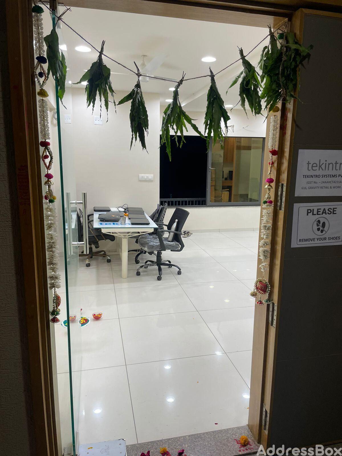 GRAVITY RETAIL WORK SPACES photo